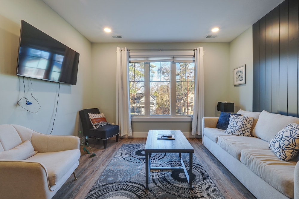Walk to Front St Traverse City Condo Near Skiing — 4-Star Luxury Hotel in Traverse City, United States