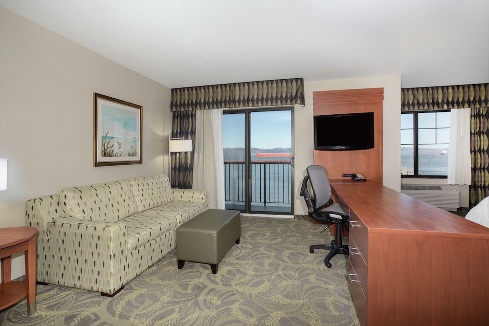 Hampton Inn and Suites Astoria - photo 8