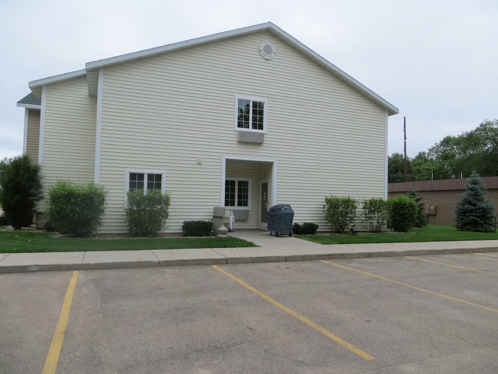Cobblestone Inn & Suites Brillion - photo 52