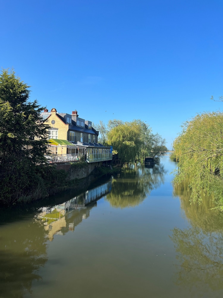 The Three Pickerels — 4-Star Luxury Hotel in Ely, United Kingdom