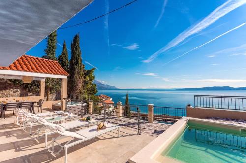 Villa Perla Blu with 4 bedrooms heated pool jacuzzi 50m from beach — 4-Star Luxury Hotel in Omis, Croatia