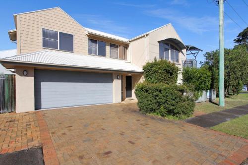 Riverside Views Hawks Nest in Hawks Nest, Australia