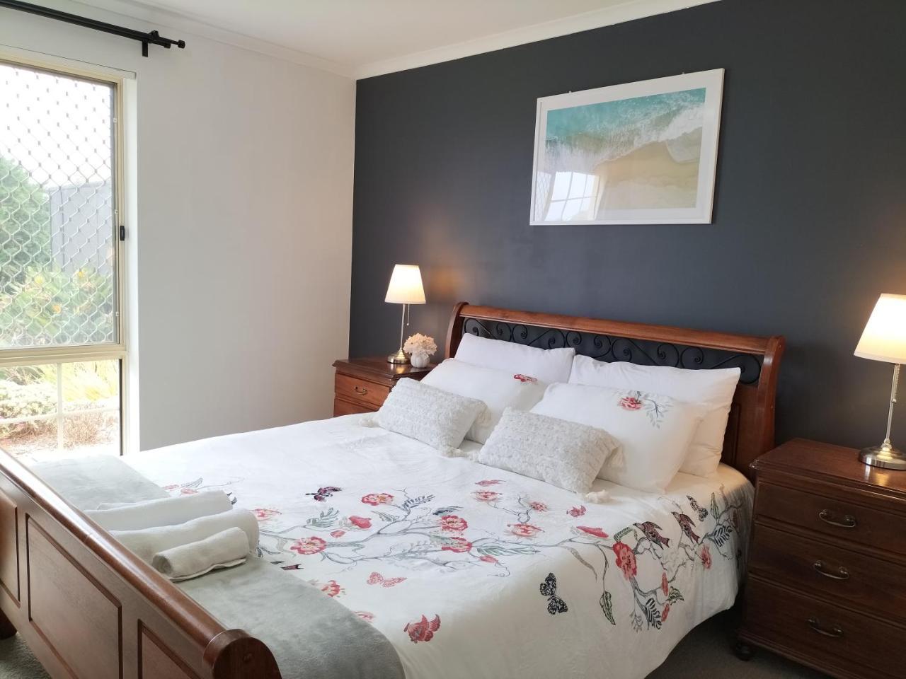 Hallett Cove House 6Bed 3Bath Full Kitchen Fast Wifi 5TV Netflix Espresso Perfect for large families — 4-Star Luxury Hotel in Hallett Cove, Australia