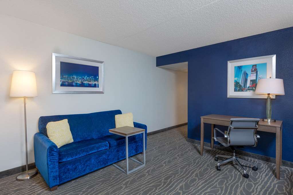 La Quinta Inn & Suites by Wyndham Secaucus Meadowlands - photo 13