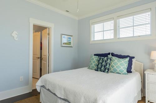 Kiki Hut by Oak Island Accommodations - photo 17