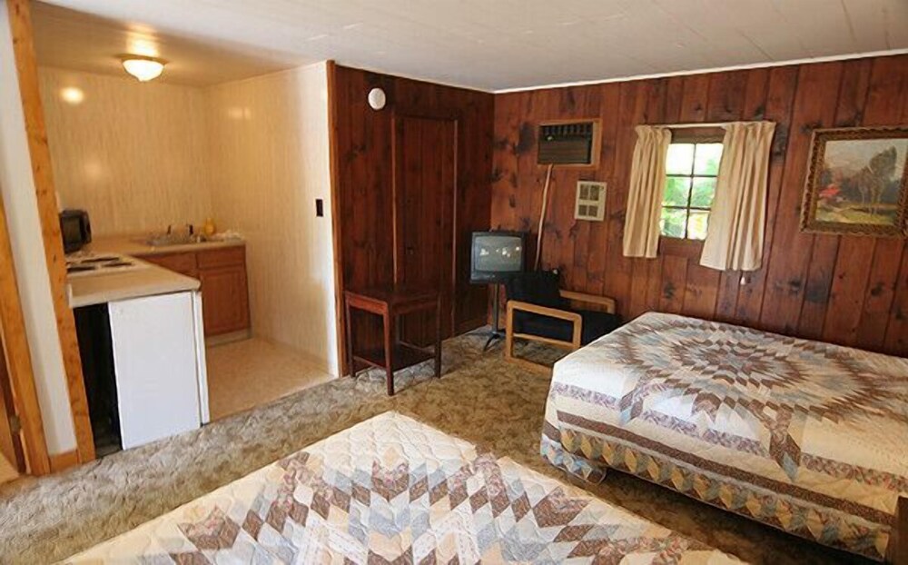 Lee's Motel and Cottages - photo 9