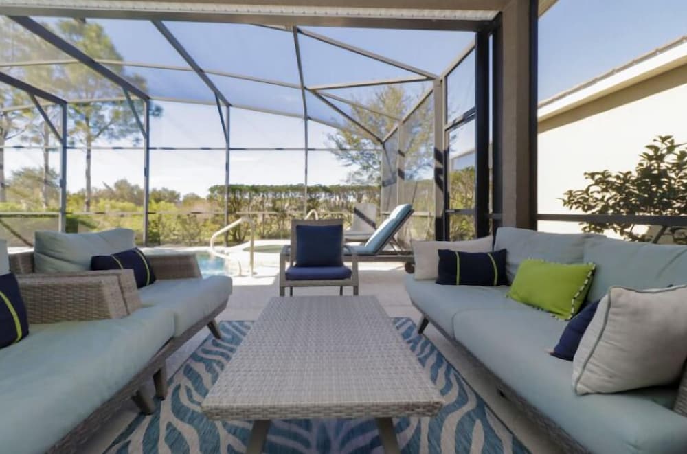 Ideal for Families Solterra Vacation Home with Sunny Pool Deck with Pool and Spa and Games Room Nr Disney — 4-Star Luxury Hotel in Davenport, United States