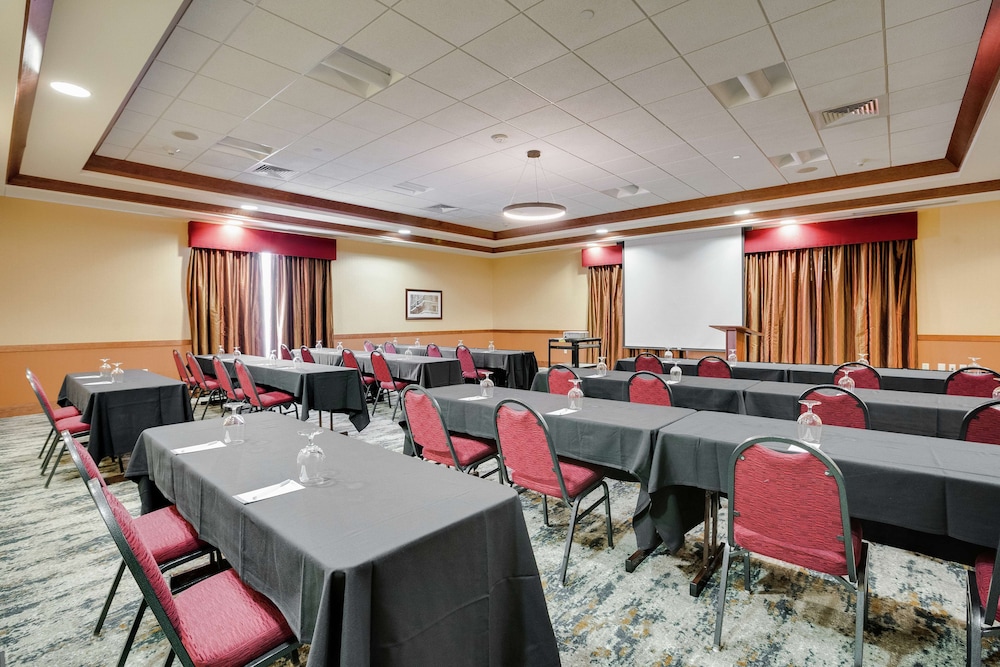 Hilton Garden Inn Milwaukee Airport - photo 45