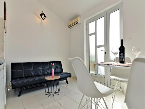 Apartments Helena One bedroom apartment with Balcony and Sea View A1 — 4-Star Luxury Hotel in Murter, Croatia