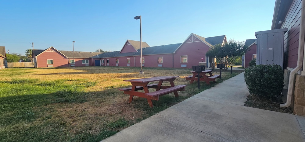 Dilley Motor Inn - photo 22