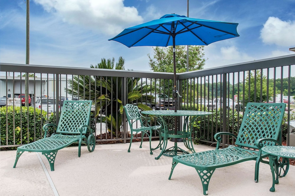 Hampton Inn Douglas - photo 27