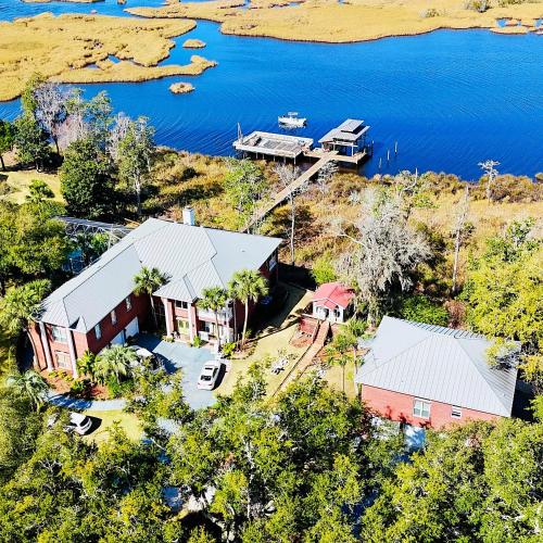 Waterfront Suite with Pool & Dock — 4-Star Luxury Hotel in Freeport, United States
