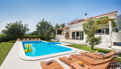 Villa Logan — 4-Star Luxury Hotel in Kastel Stari, Croatia