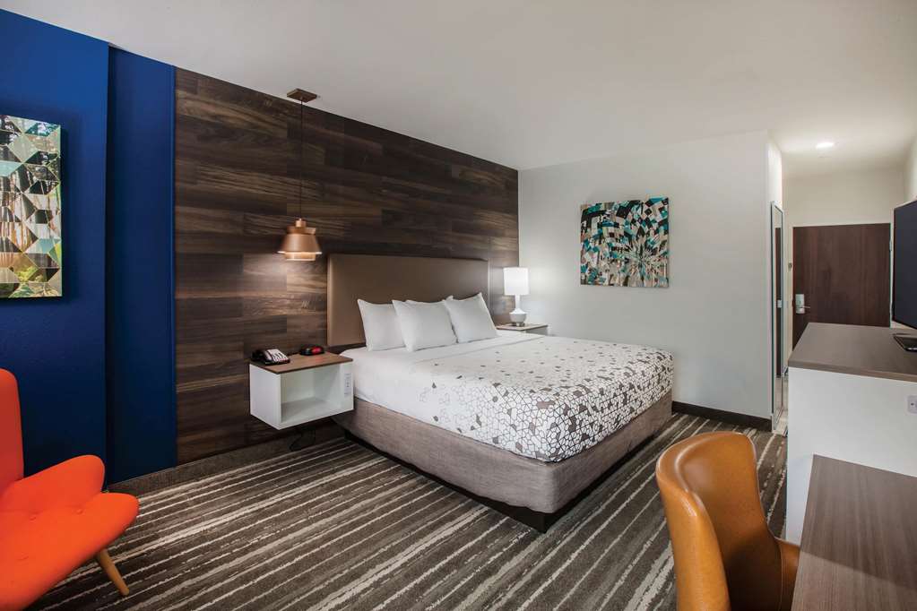 La Quinta Inn & Suites by Wyndham Owasso - photo 12