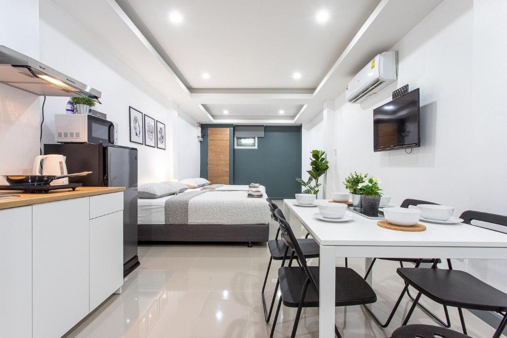 P1 Silom Pan large room full kitchen WIFI 4 6pax