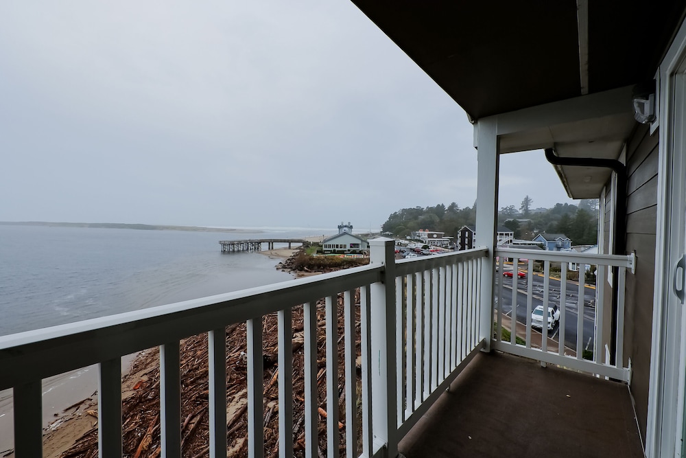 Siletz Bay Beachfront Hotel by OYO Lincoln City - photo 127