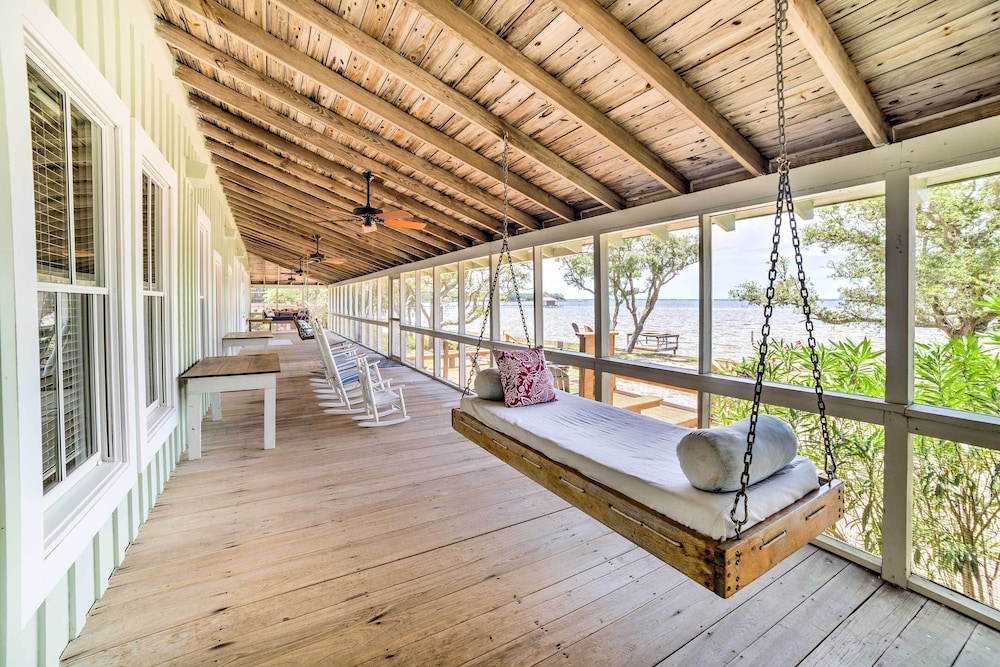 Waterfront Perdido Beach House with Canoes and Kayaks — 4-Star Luxury Hotel in Elberta, United States