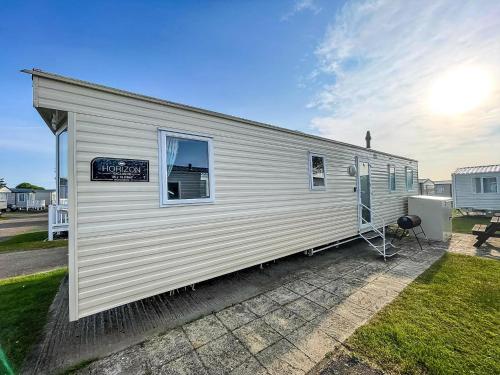 Superb 8 Berth Caravan Close To Amenities At Caister Beach Ref 30073F - last minute hotel in Great Yarmouth