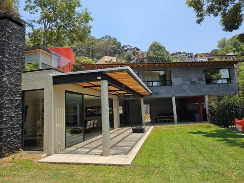 Villa en el Bosque de Avándaro Vista al Lago — 4-Star Luxury Hotel in Valle De Bravo, Mexico
