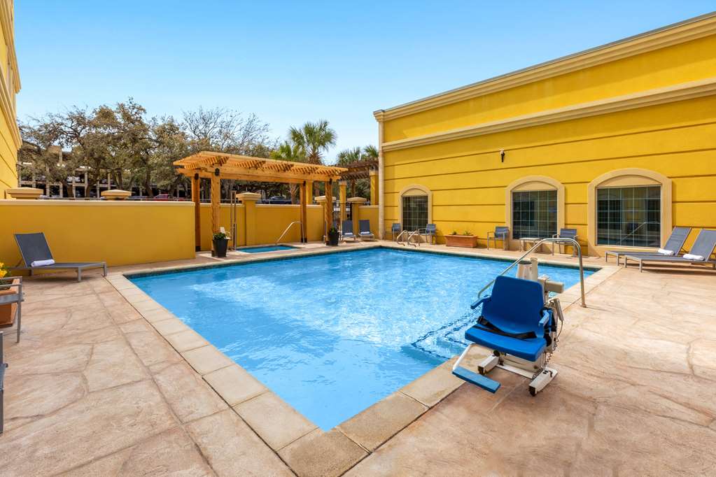 La Quinta Inn & Suites by Wyndham San Antonio Medical Ctr NW - photo 21