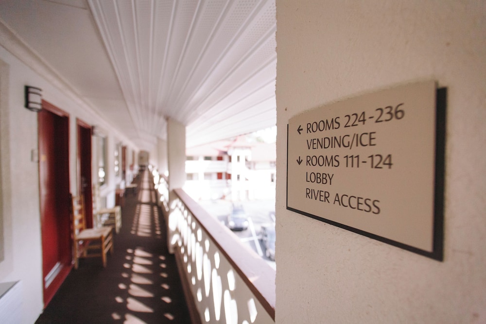 Riverbend Motel & Cabins - photo 12
