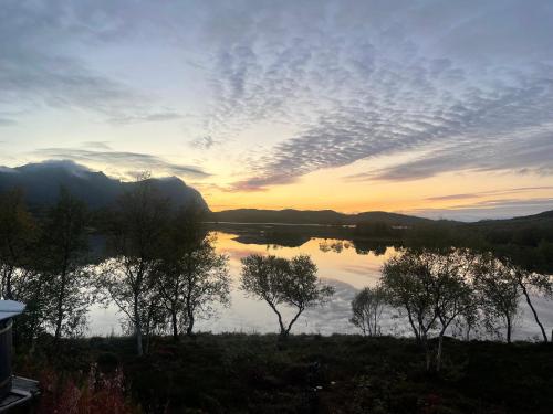 Flott hytte og naust med beliggenhet ved vannet in Unknown City, Norway