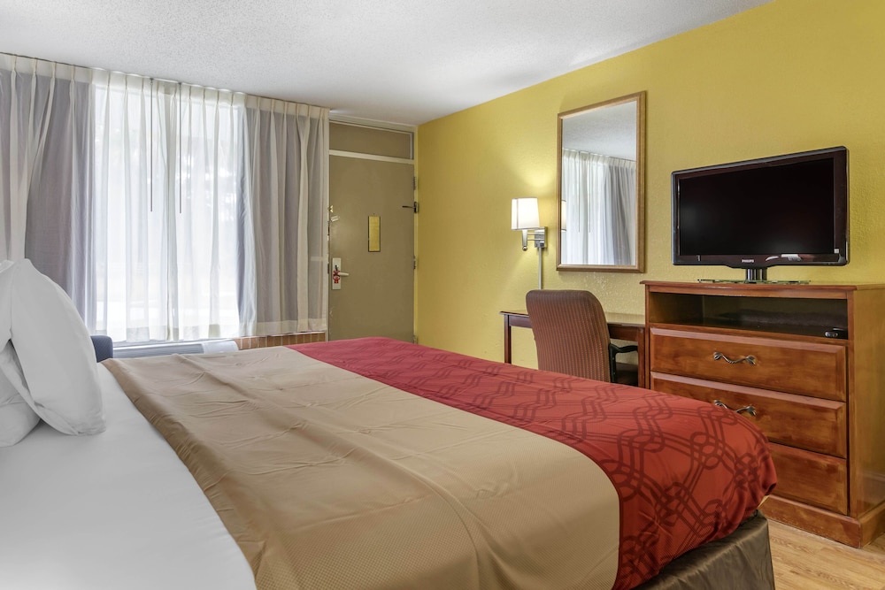 Econo Lodge Douglas - photo 30