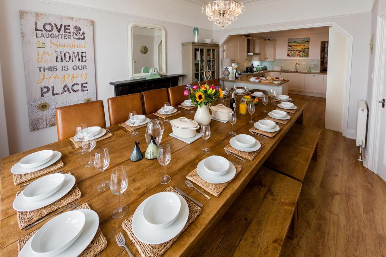 Bay View Sleeps 18 7 Bedrooms 7 Bathrooms Seafront Criccieth in Criccieth, United Kingdom