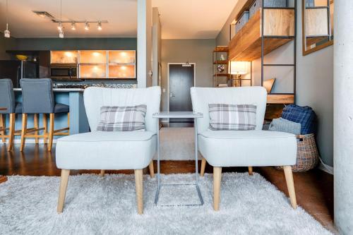 Smart Stylish Music City Condo Concierge Restaurants Gym Rooftop Patio Parking — 4-Star Luxury Hotel in Nashville, United States