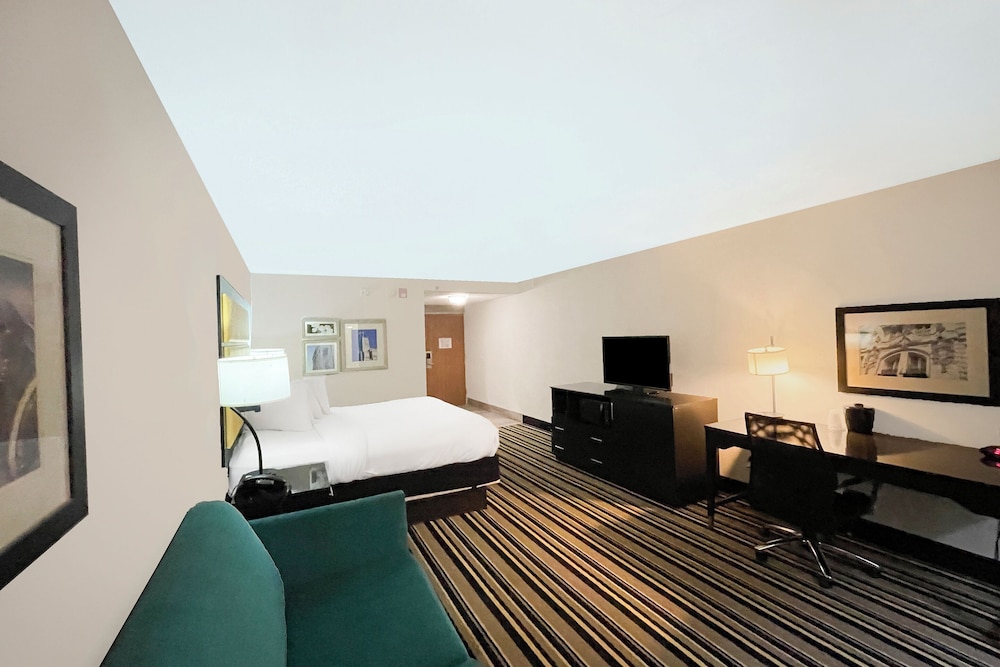 La Quinta Inn & Suites by Wyndham Jackson North - photo 21