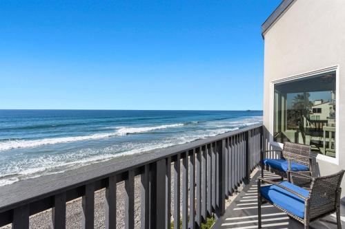 2BR Oceanfront Condo Private Balcony Spacious — 4-Star Luxury Hotel in Oceanside, United States