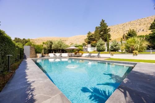 Ibis Lodge With Swimming Pool — 4-Star Luxury Hotel in Palermo, Italy