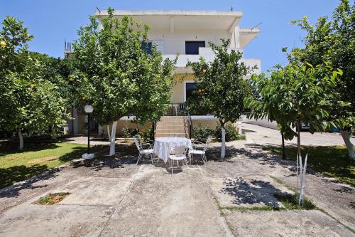 Heaven's Resort - carbon neutral hotel in Lithakia