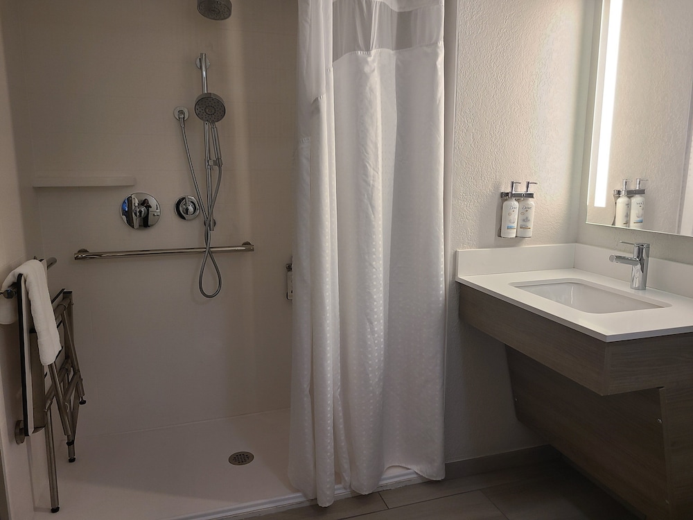 Holiday Inn Express & Suites Ft. Lauderdale N Exec Airport by IHG - photo 16