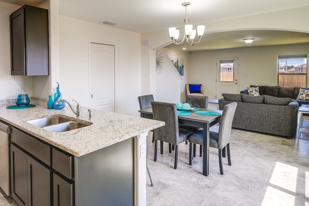 Luxurious Laredo Getaway Unwind in Style - photo 25
