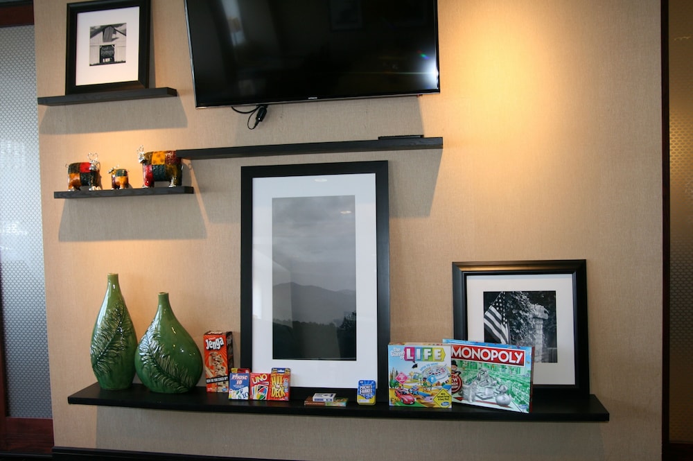 Hampton Inn Pine Grove - photo 9