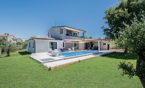 Villa Vala with a large yard near Pula — 4-Star Luxury Hotel in Marcana, Croatia