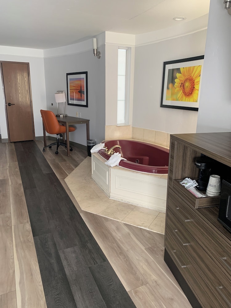 La Quinta Inn & Suites by Wyndham OKC North Quail Springs - photo 29