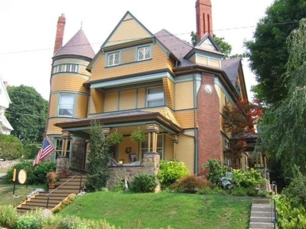 The Queen A Victorian Bed & Breakfast - featured photo