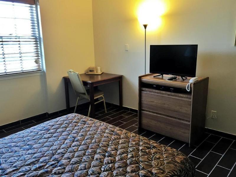 Budget Host East End Hotel in Riverhead - photo 21