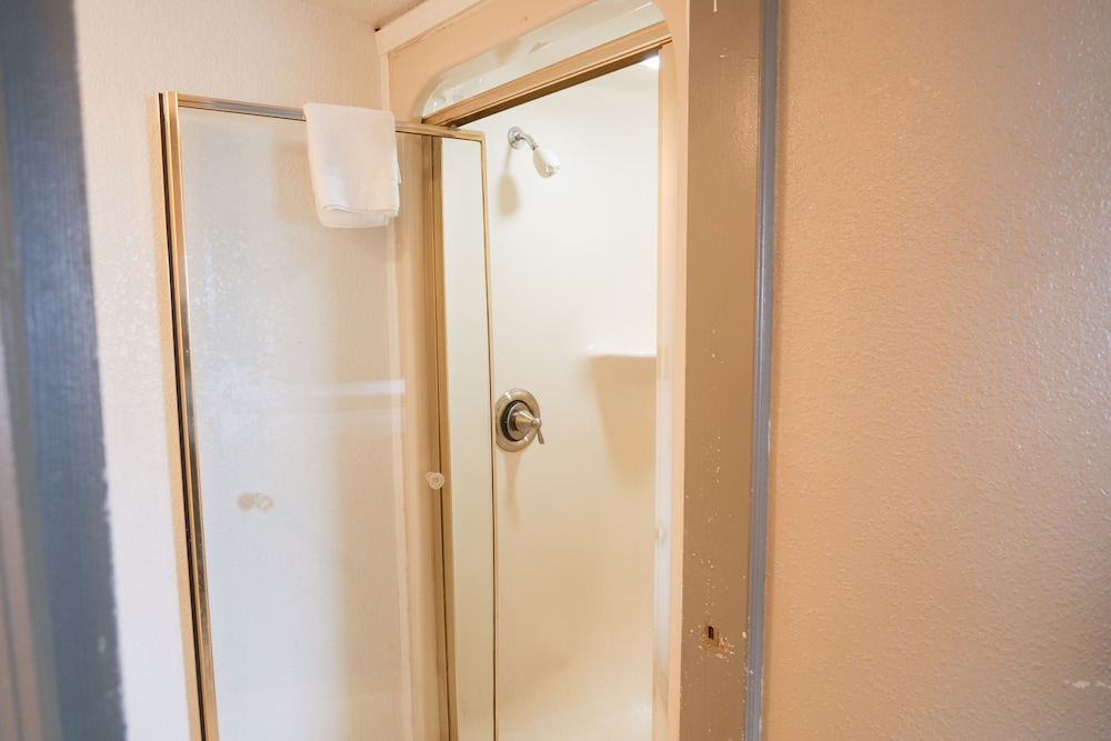 Days Inn by Wyndham Flint Bishop International Airport - photo 21