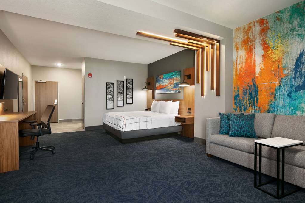 La Quinta Inn & Suites by Wyndham College Station North - photo 20