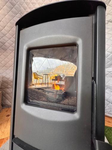 Enchanted Forest Dome 10 15 minutes to Kings Canyons New pellet stove for cozy warm nights — hotel in Dunlap