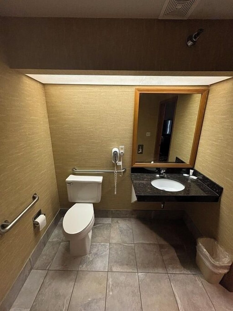Express Suites Riverport Inn & Suites - photo 37