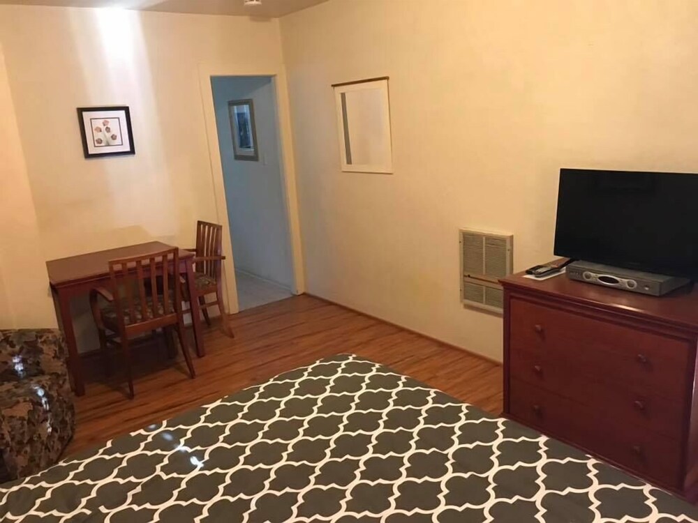 The Manor Motel - photo 20