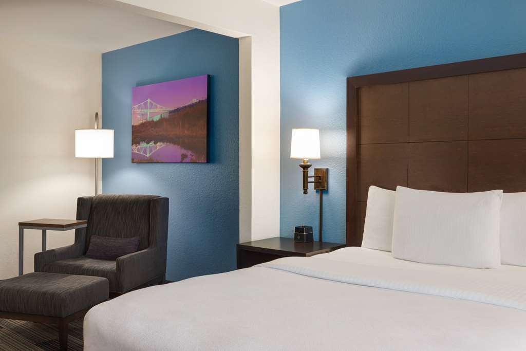 La Quinta Inn & Suites by Wyndham Springfield Airport Plaza - photo 15