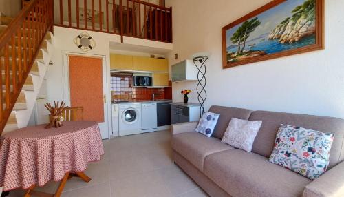 T2 Ensoleille Vue Mer Et Champ Climatise in Carqueiranne, France