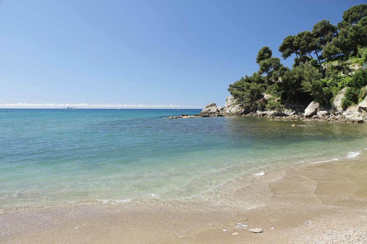 Maison de Charme a 200 Bord de Mer Terrasse Jardin Lesclesdenicole — 4-Star Luxury Hotel in Le Pradet, France