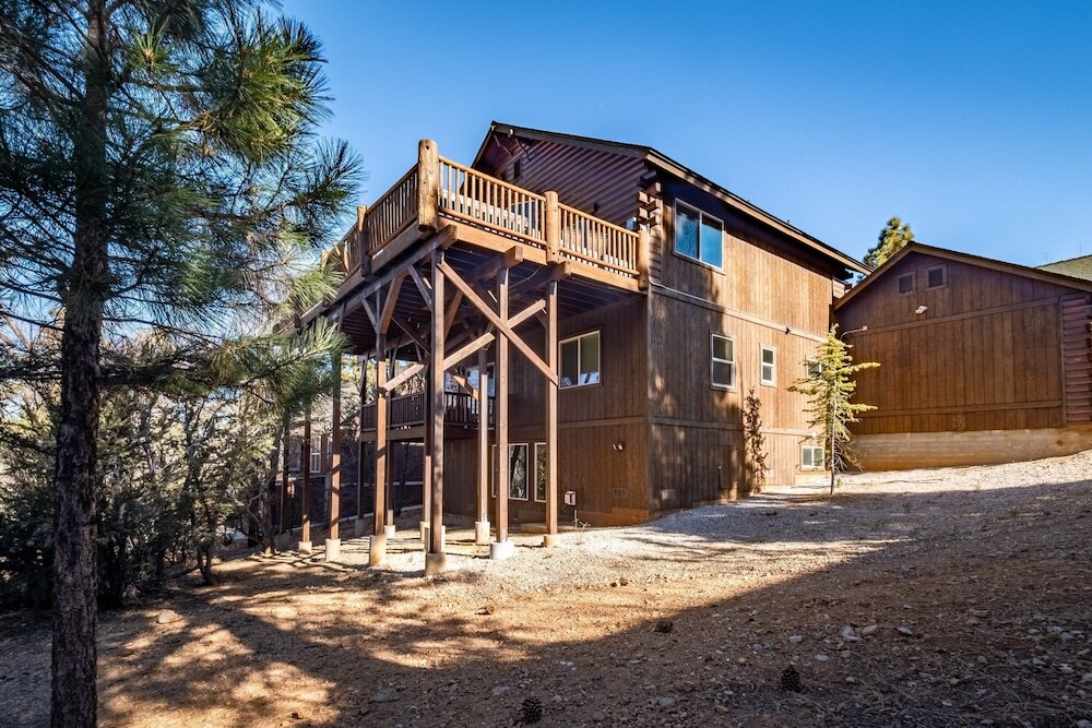 Angels Camp Lodge by Avantstay Log Style Home w Game Room & Hot Tub in Great Location — 4-Star Luxury Hotel in Big Bear City, United States