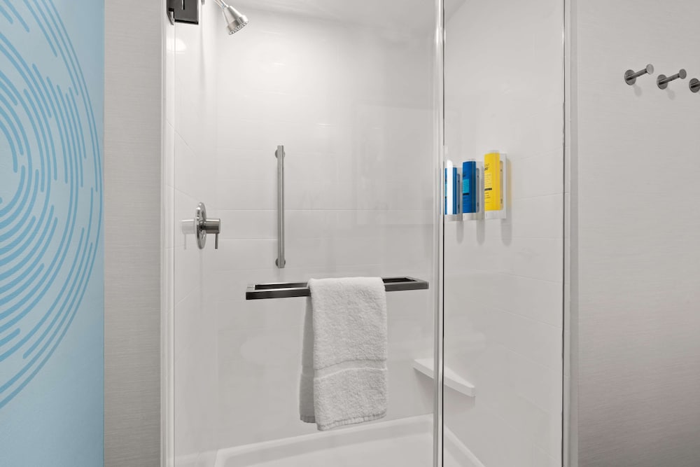 Tru by Hilton Portland Airport - photo 13